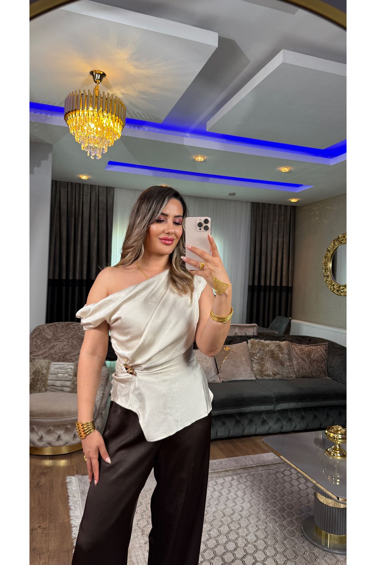 Quzu Asimetrik Drapeli Aksesuarlı Saten Bluz-Taş