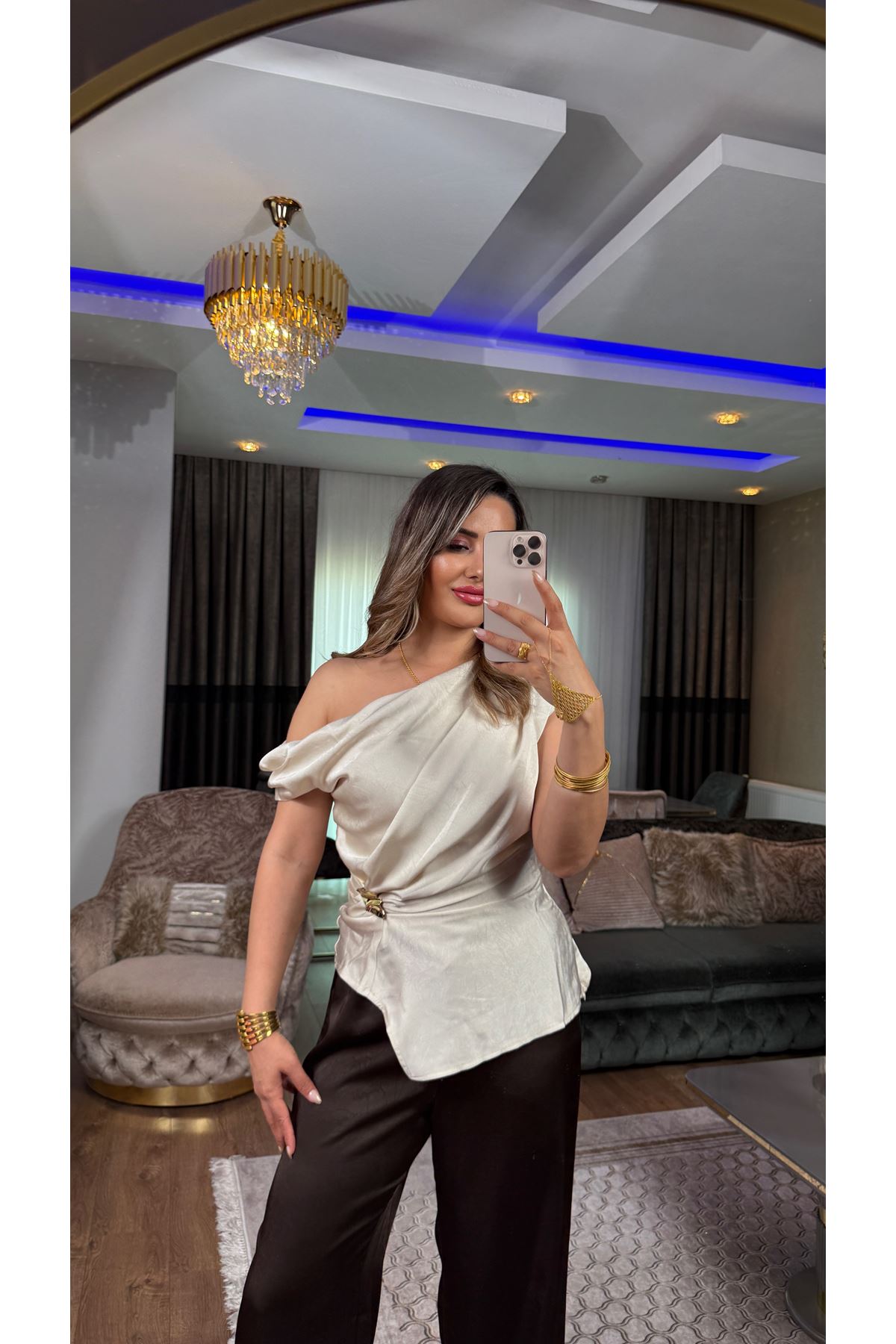 Quzu Asimetrik Drapeli Aksesuarlı Saten Bluz-Taş