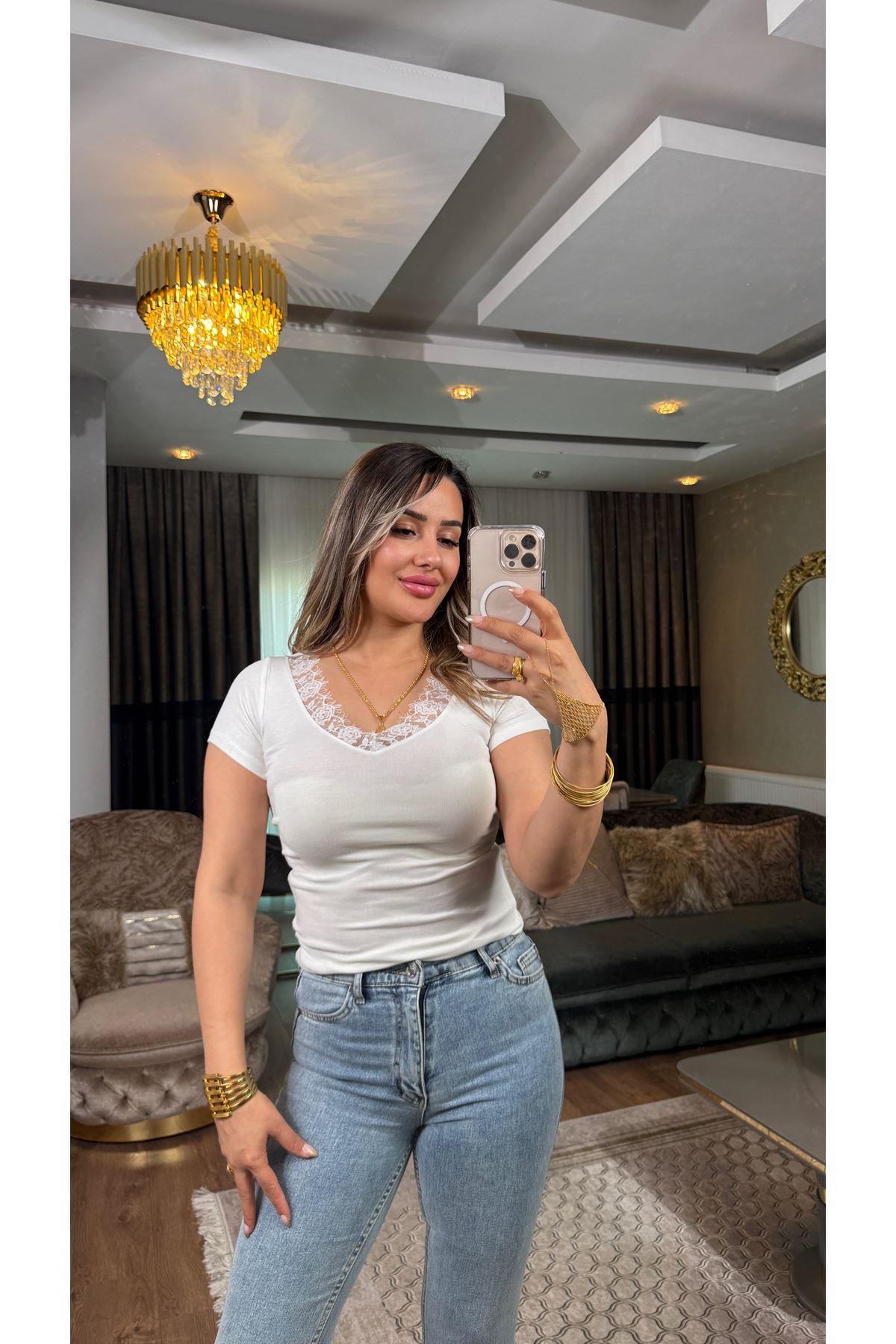 v yaka dantelli tişört-beyaz