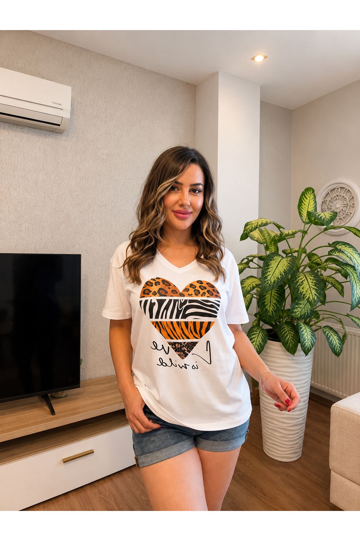 v yaka leopar kalp baskılı kadın tişört-beyaz