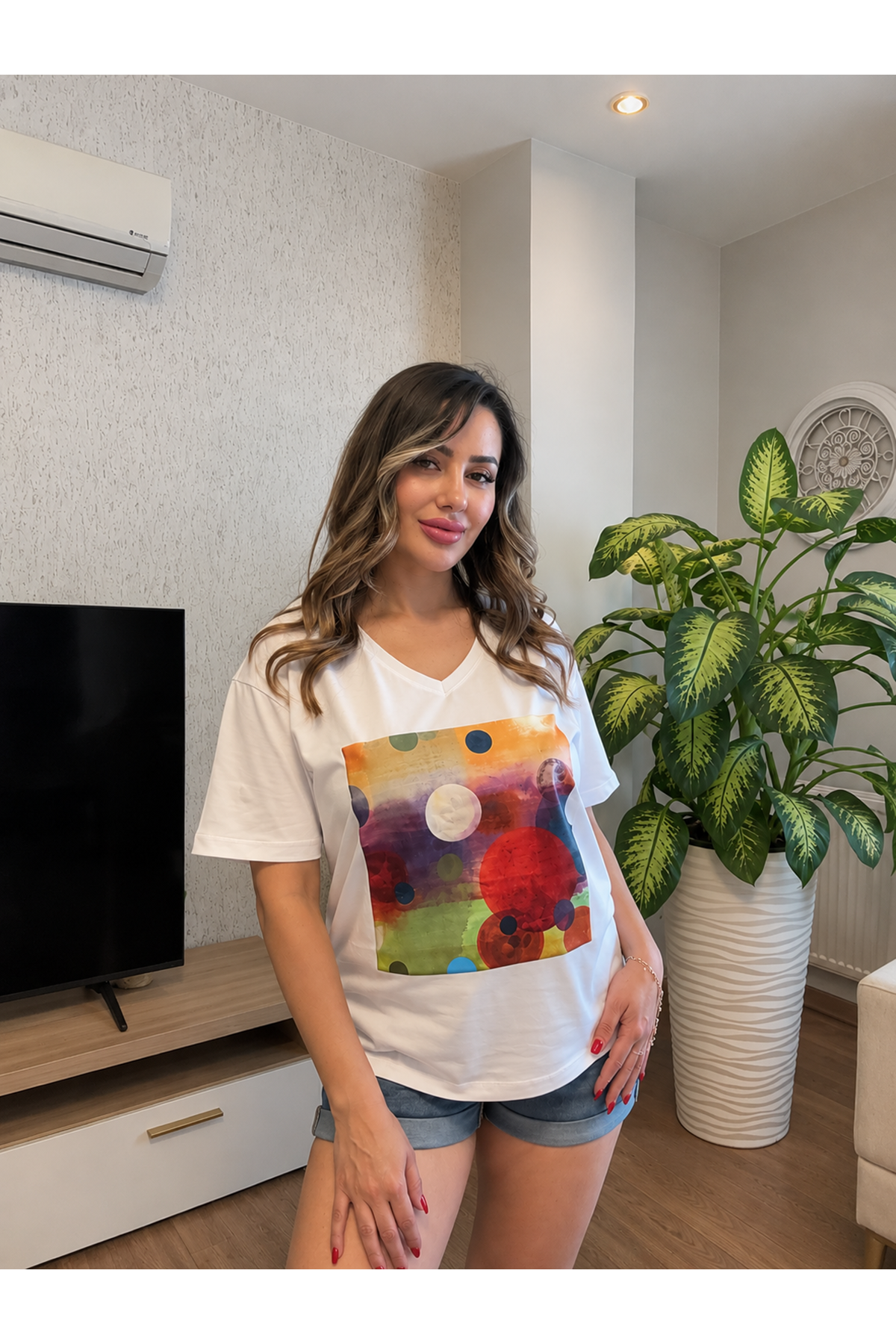 v yaka renkli dairesel soyut baskılı kadın tişört-beyaz