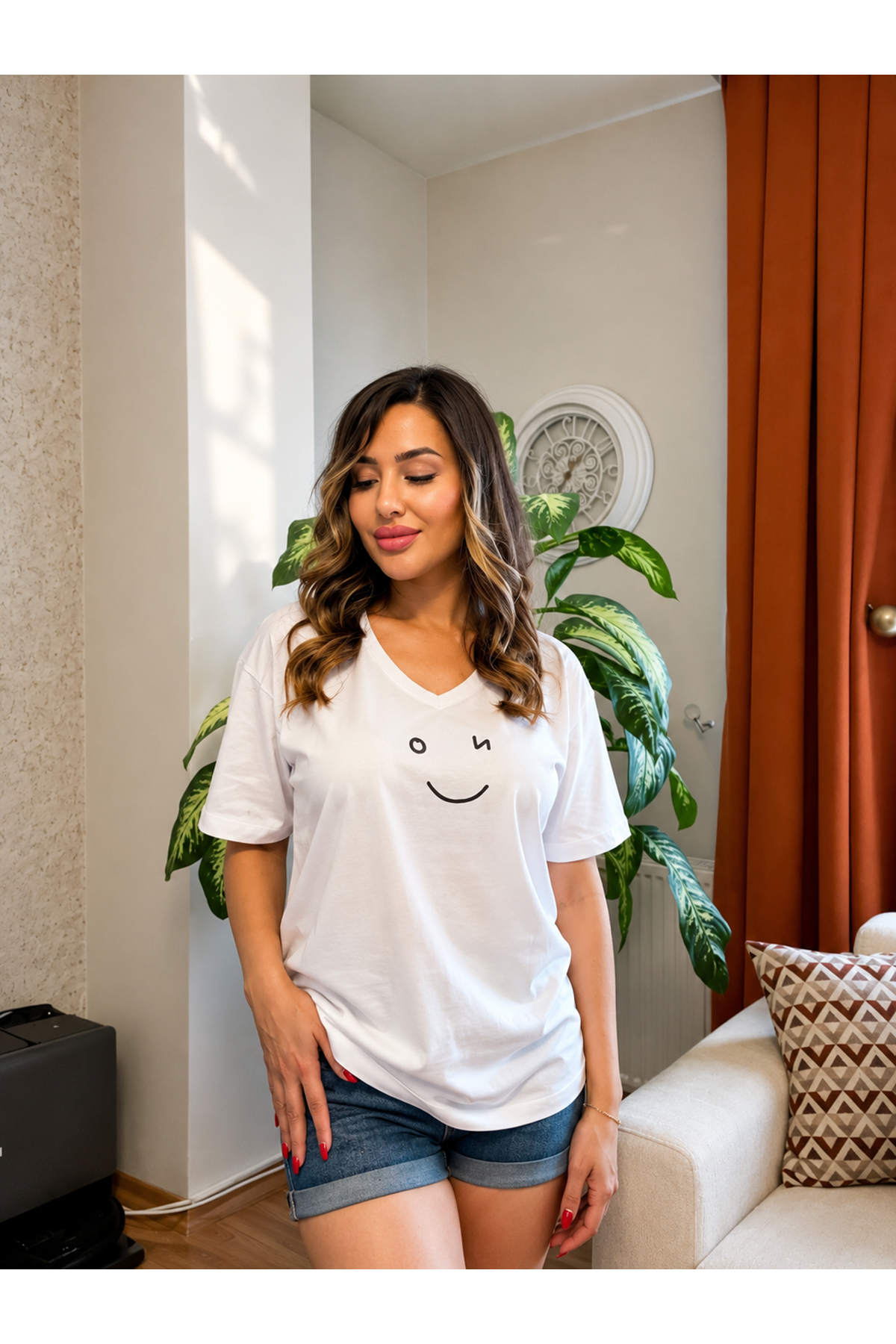 v yaka modern smiley baskılı kadın tişört-beyaz