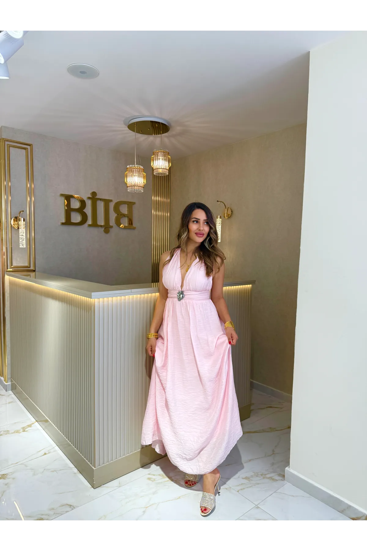 qstyle istiridye tokalı elbise-pudra