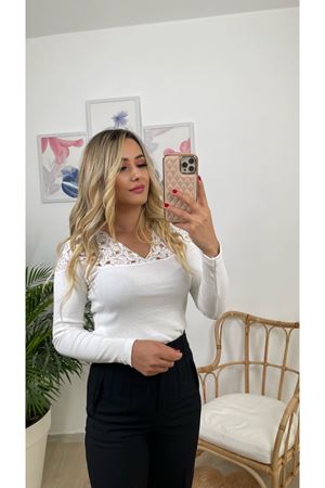 DANTEL DETAYLI V YAKA BLUZ-BEYAZ