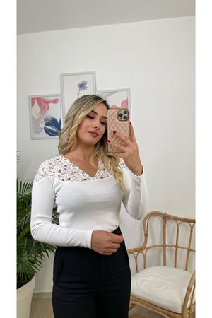 DANTEL DETAYLI V YAKA BLUZ-BEYAZ