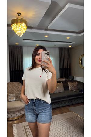 dilvin kalp nakışlı tişört-krem