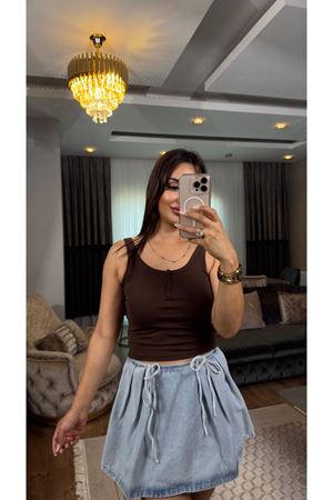 dilvin önü çıtçıtlı askılı bluz-kahve