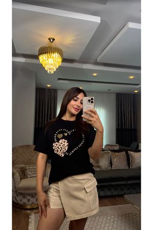 leopar kalp desen baskılı tişört-siyah