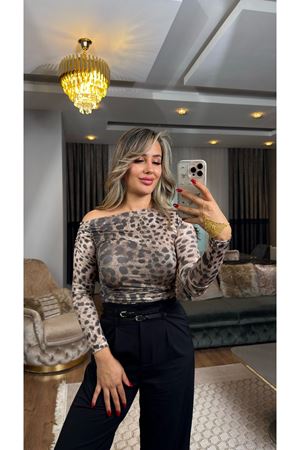 düşük omuzlu bluz-leopar