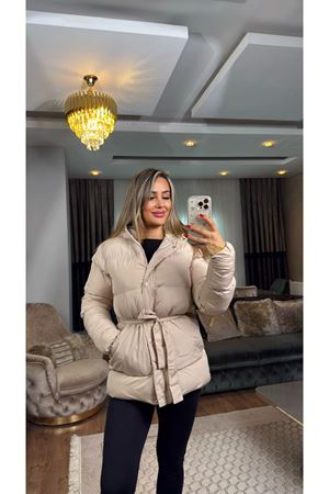 kapşonlu bel kuşaklı şişme mont-bej