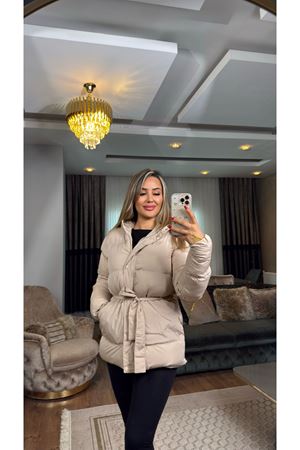 kapşonlu bel kuşaklı şişme mont-bej