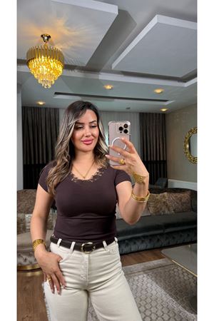 v yaka dantelli tişört-acıkahve