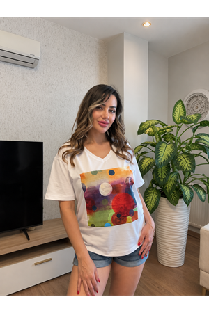 v yaka renkli dairesel soyut baskılı kadın tişört-beyaz