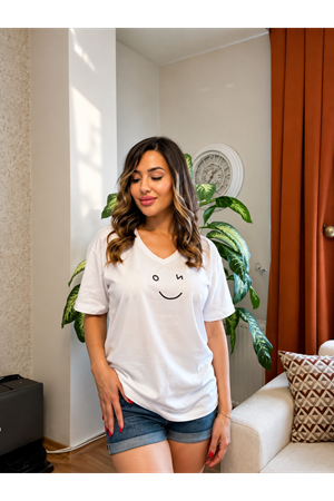 v yaka modern smiley baskılı kadın tişört-beyaz