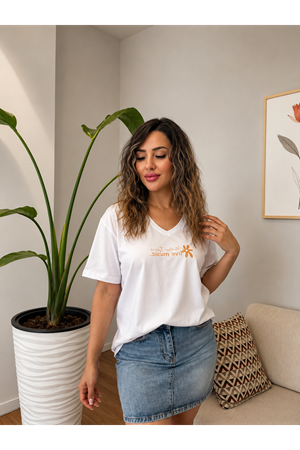 v yaka minimalist çiçek figür baskılı kadın tişört-beyaz