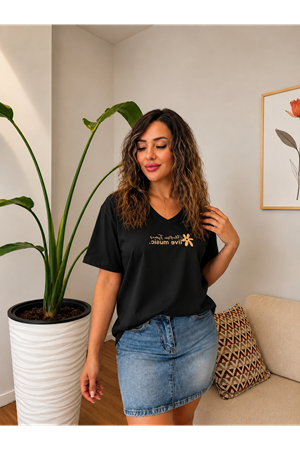 v yaka minimalist çiçek figür baskılı kadın tişört-siyah